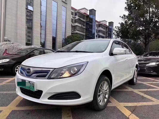 2019 BYD E5 450 400KM EV Αυτοκίνητο 0KM για μεταπώληση Μέγιστη ταχύτητα 130KM / h 4 πόρτες 5Καθόνες Πολύ απόθεμα