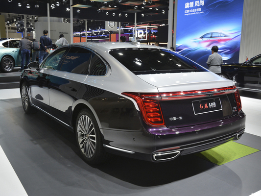 Εφοδιασμένο με ESC Hongqi H9 2.0T Sedan Ηλεκτρικός καθρέφτης οπίσθιας θέσης και για βέλτιστη οδήγηση