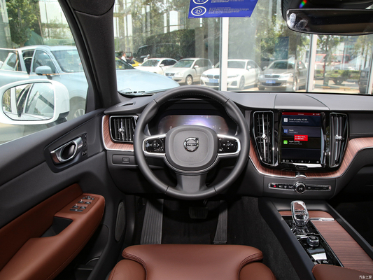 2024 Volvo XC60 B5 48V Light Hybrid 4WD Luxury Mid-Size SUV με 5 καθίσματα και 6 αερόσακους
